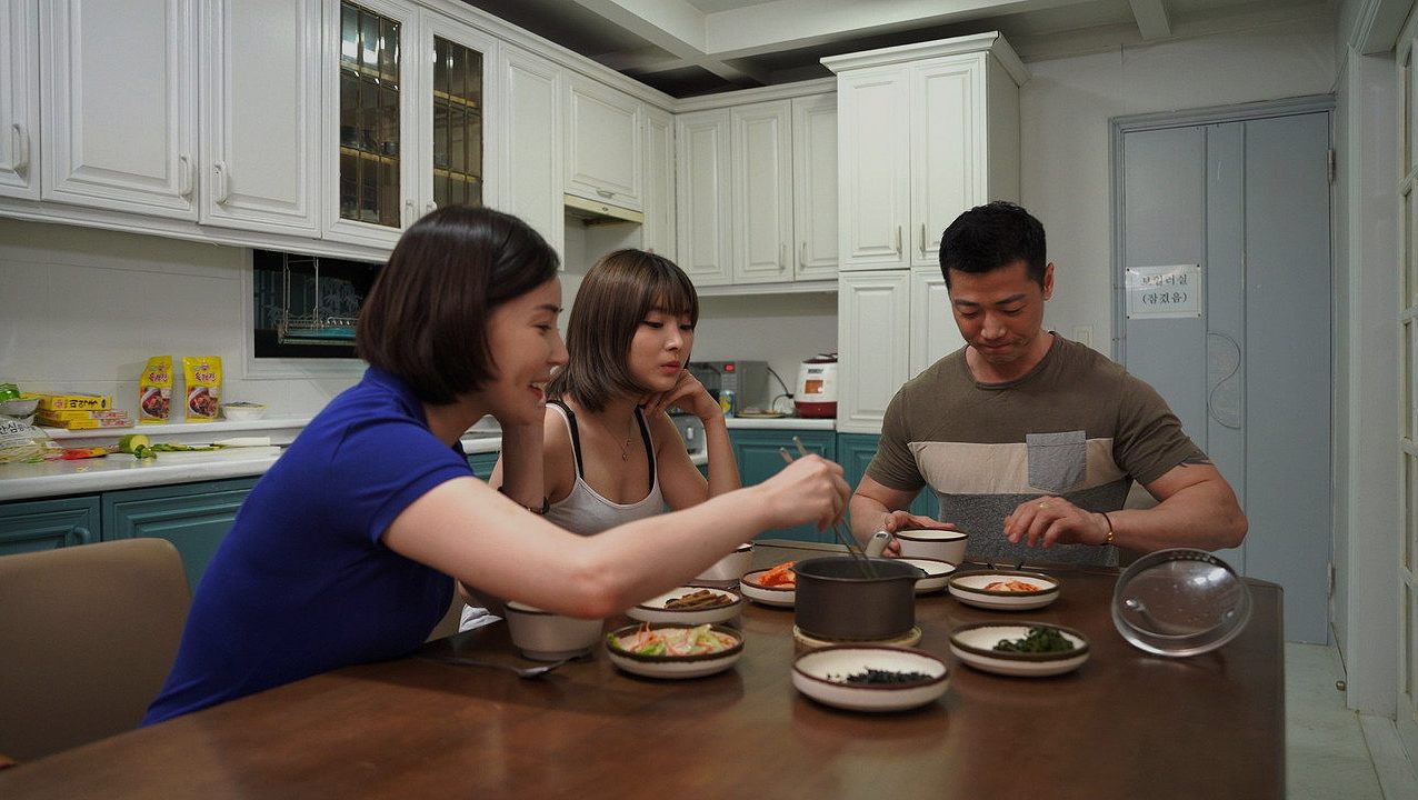 รักต้องห้ามในรังรัก: เปิดม่านความสัมพันธ์ที่ซับซ้อนใน 'Honeymoon' (구멍동생)